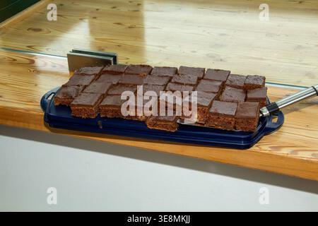 Teller mit Schokoladen-Brownies, die in quadratische Teile geschnitten sind Stockfoto