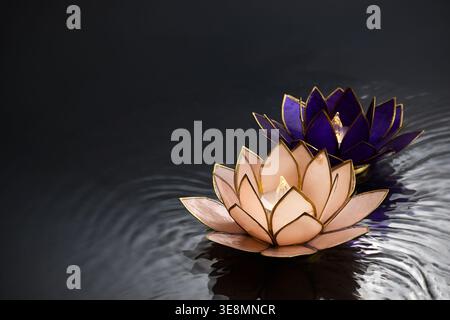 Vesak-Tag. Schwimmende Lotuskerzen-Laternen, die heilige Wellen erzeugen Stockfoto