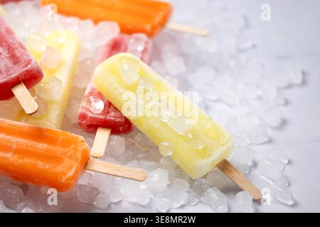 Farbenfrohe Fruchtkaffel auf zerstoßenem Eis. Erfrischungskonzept für den Sommer Stockfoto