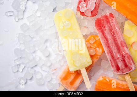 Farbenfrohe Fruchtkaffel auf zerstoßenem Eis. Erfrischungskonzept für den Sommer Stockfoto