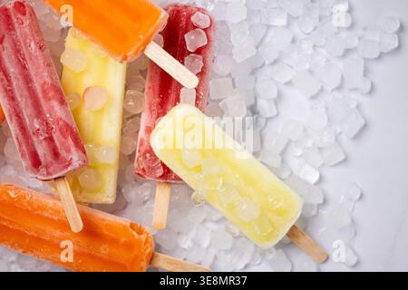 Farbenfrohe Fruchtkaffel auf zerstoßenem Eis. Erfrischungskonzept für den Sommer Stockfoto