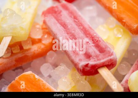 Farbenfrohe Fruchtkaffel auf zerstoßenem Eis. Erfrischungskonzept für den Sommer Stockfoto