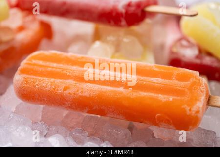 Farbenfrohe Fruchtkaffel auf zerstoßenem Eis. Erfrischungskonzept für den Sommer Stockfoto