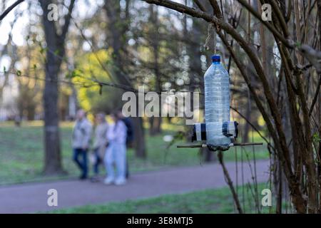 Handgefertigte Vogelfütterung aus Plastikflasche in einem Stadtpark Stockfoto