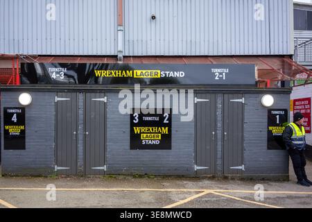 Wrexham Football Club. Die Rennbahn.Stok CAE Ras.Eine allgemeine Ansicht der Außenseite des STOC CAE Ras Stadions vor der Women’s International Wales/Albania 15. April 2026 Stockfoto