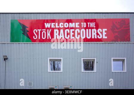 Wrexham Football Club. Die Rennbahn.Stok CAE Ras.Eine allgemeine Ansicht der Außenseite des STOC CAE Ras Stadions vor der Women’s International Wales/Albania 15. April 2026 Stockfoto