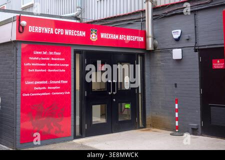 Wrexham Football Club. Die Rennbahn.Stok CAE Ras.Eine allgemeine Ansicht der Außenseite des STOC CAE Ras Stadions vor der Women’s International Wales/Albania 15. April 2026 Stockfoto