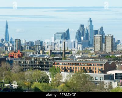 London, Großbritannien. April 2026. Das brandneue V&A East Museum im Queen Elizabeth Olympic Park, in einem von dem Architekten O'Donnell Tuomey entworfenen Gebäude, wird am 18. April 2026 für die Öffentlichkeit geöffnet. Die permanente Sammlung umfasst über 500 Objekte in den Galerien „Warum wir machen“. Die Dachterrasse bietet Blick über den Queen Elizabeth Olympic Park in Richtung der Wolkenkratzer der City of London, einschließlich The Shard und The Gherkin. Quelle: Anna Watson/Alamy Live News Stockfoto