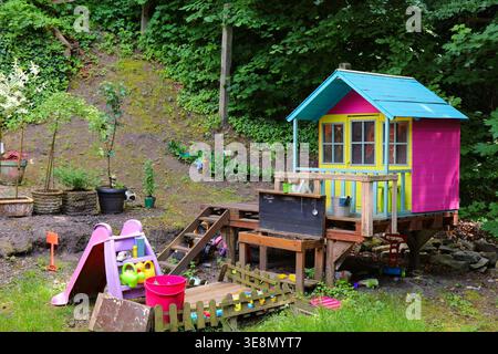 Buntes Kinderspielhaus aus Holz und Minispielplatz. Kleines Gartenspielhaus in Polen. Stockfoto