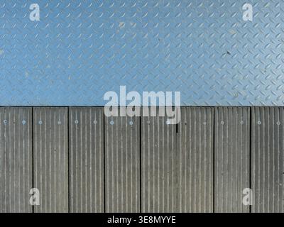 Diamantplatte, Metall und Holzdielen, die einen strukturierten Boden bilden. Kopierraum. Stockfoto