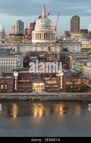 London, Großbritannien - 07. November 2023 - die berühmte Kuppel der St. Paul’s Cathedral erhebt sich majestätisch über der Londoner Skyline, ein großartiges Zeugnis der Geschichte inmitten eines Stockfoto