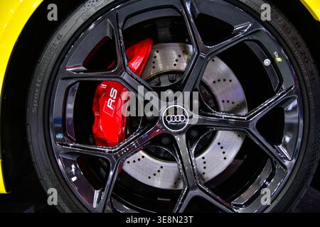 Thailand-26.März 2026: Nahaufnahme des Audi RS5 Leichtmetallfelgens mit rotem RS Bremssattel und Continental SportContact 6 Reifen auf der Bangkok International 47 Stockfoto