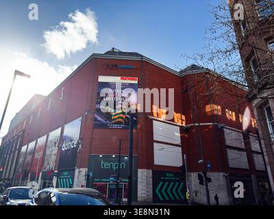 Manchester, Großbritannien - 22. Februar 2026: Außenansicht des Printworks Entertainment Complex in Manchester UK mit Vue IMAX, Tenpin und Straßenaktivitäten. Stockfoto