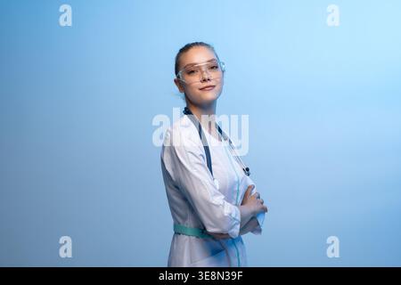 Ärztin mit Stethoskop mit Schutzbrille Stockfoto