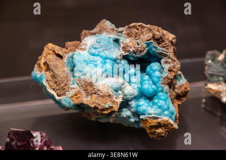 Ein leuchtend blaues Exemplar des Minerals Hemimorphit, Science Museum, South Kensington, London Stockfoto
