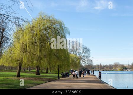 Ein sonniger Frühlingstag am Serpentine Lake im Hyde Park, London Stockfoto