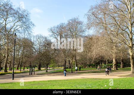 Ein sonniger Frühlingstag im Hyde Park, London, Großbritannien Stockfoto