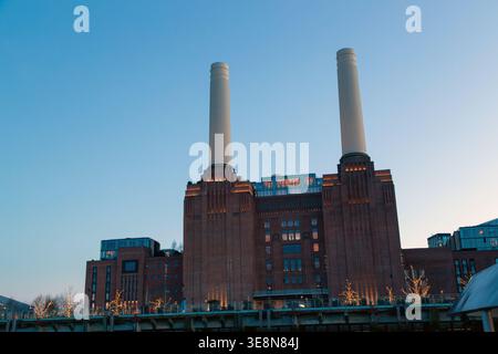 Nahaufnahme des Battersea Kraftwerks in der Abenddämmerung von der Themse aus in Battersea, London Stockfoto