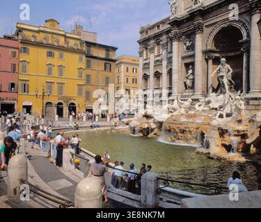 Der Trevi-Brunnen in Rom, der Hauptstadt Italiens. Stockfoto