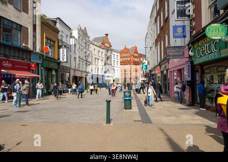 Dublin, Irland. April 2026. Panoramablick auf Menschen, die entlang der Grafton Street im Stadtzentrum spazieren Stockfoto