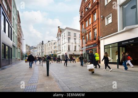 Dublin, Irland. April 2026. Panoramablick auf Menschen, die entlang der Grafton Street im Stadtzentrum spazieren Stockfoto