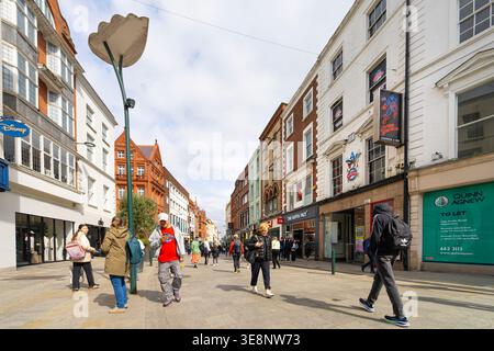 Dublin, Irland. April 2026. Panoramablick auf Menschen, die entlang der Grafton Street im Stadtzentrum spazieren Stockfoto