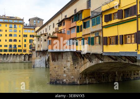 Berühmte Brücke Ponte Vecchio in Florenz, Italien, mit Geschäften und Häusern, die entlang des Flusses Arno gebaut wurden Stockfoto