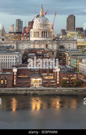 London, Großbritannien - 07. November 2023 - die berühmte Kuppel der St. Paul’s Cathedral erhebt sich majestätisch über der Londoner Skyline, ein großartiges Zeugnis der Geschichte inmitten eines Stockfoto
