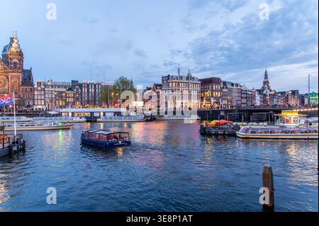 Blick auf Amsterdam bei Nacht, Amsterdam, Niederlande Stockfoto