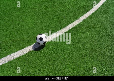 Ein Fußball auf dem grünen Gras im Fußballstadion. Stockfoto