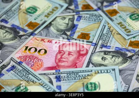 Chinesische Yuan-Banknote und US-Dollar. Konzept des Handelskrieges zwischen China und den USA, Wirtschaft, Sanktionen Stockfoto