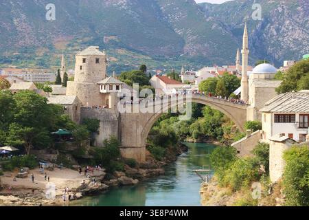 Die berühmte Brücke Stari am meisten über den Fluss Neretva in Mostar, Bosnien und Herzegowina. Im Sommer sind Brückentaucher eine Touristenattraktion. Europa. Stockfoto