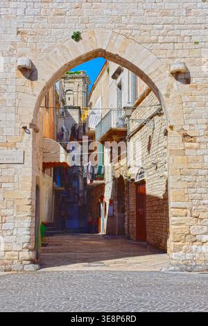 Spitzer Steinbogen, der zur Gasse in der Altstadt von Bari führt Stockfoto