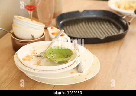 Schmutziges Geschirr und eine Pfanne auf der Holztheke in der Küche Stockfoto