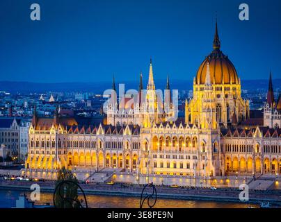 Beleuchtetes ungarisches Parlamentsgebäude bei Nacht, Parlament von Budapest. Blick von der Drohne auf Budapester Architektur, atemberaubendes historisches Gebäude Stockfoto