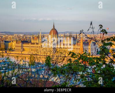 Ungarisches Parlamentsgebäude, Parlament von Budapest. Blick von der Drohne auf Budapester Architektur, atemberaubendes historisches Gebäude. Sonnenuntergang und goldene Stunde Stockfoto