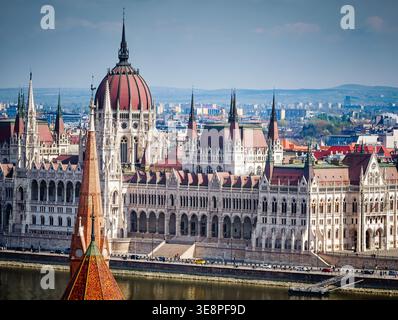 Ungarisches Parlamentsgebäude, Parlament von Budapest. Blick von der Drohne auf Budapester Architektur, atemberaubendes historisches Gebäude von oben. Stockfoto