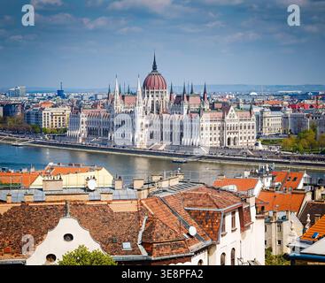 Ungarisches Parlamentsgebäude, Parlament von Budapest. Blick von der Drohne auf Budapester Architektur, atemberaubendes historisches Gebäude von oben. Stockfoto