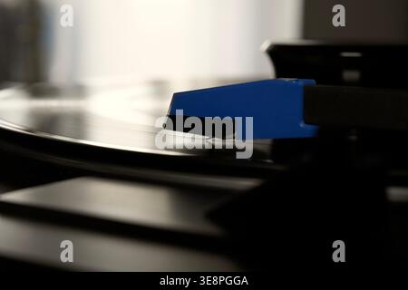 Nahaufnahme der Eingabernadel, die Schallplatten auf Plattenspieler, analoge Musik und Vintage-Audiokonzept abspielt Stockfoto
