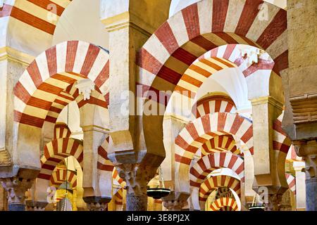 Bögen bieten einen einzigartigen Blick auf die Mezquita und zeigen die Geschichte und Architektur von Cordoba. Das Wahrzeichen zieht jedes Jahr viele Besucher an. Stockfoto