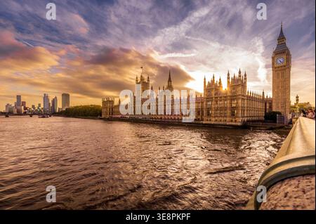 London Sunset über Houses of Parliament und Big Ben an der Themse bei Westminster Stockfoto