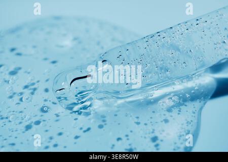 Pipettenpipettierpipetten zum Extrahieren und Auftragen von transparentem blauem Serum mit vielen Luftblasen Stockfoto