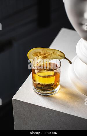 Whiskey-Cocktail mit Birnengarnitur im Glas Stockfoto