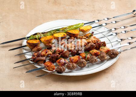 Gegrillte Fleischspieße mit Gemüse auf Teller Stockfoto