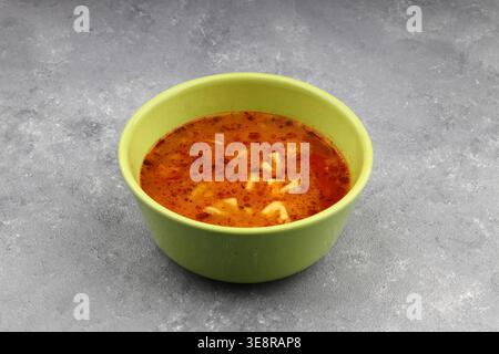 Köstliche Hausgemachte Yuksuk Corbasi Türkische Ringsuppe Mit Kleinen Manti-Knödeln Kichererbsen In Würziger Sauce Stockfoto