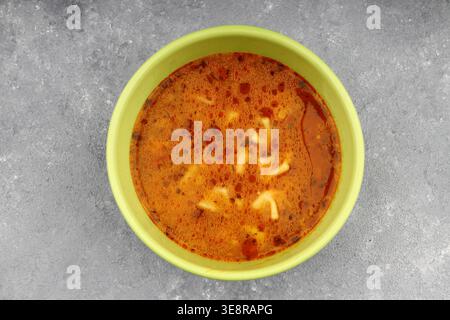 Köstliche Hausgemachte Yuksuk Corbasi Türkische Ringsuppe Mit Kleinen Manti-Knödeln Kichererbsen In Würziger Sauce Stockfoto