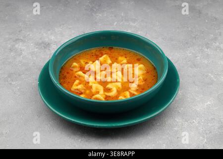Köstliche Hausgemachte Yuksuk Corbasi Türkische Ringsuppe Mit Kleinen Manti-Knödeln Kichererbsen In Würziger Sauce Stockfoto