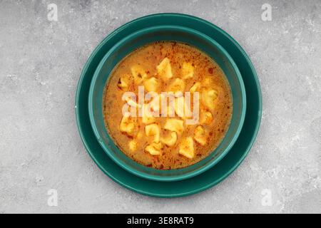 Köstliche Hausgemachte Yuksuk Corbasi Türkische Ringsuppe Mit Kleinen Manti-Knödeln Kichererbsen In Würziger Sauce Stockfoto