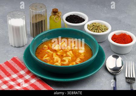 Köstliche Hausgemachte Yuksuk Corbasi Türkische Ringsuppe Mit Kleinen Manti-Knödeln Kichererbsen In Würziger Sauce Stockfoto
