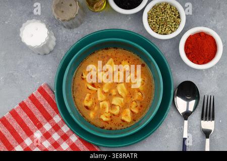 Köstliche Hausgemachte Yuksuk Corbasi Türkische Ringsuppe Mit Kleinen Manti-Knödeln Kichererbsen In Würziger Sauce Stockfoto